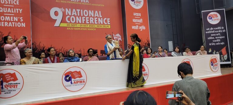 आरएसएस और भाजपा लोगों को आपस में लड़ा रहे हैं, महिला आरक्षण एक जुमला: अरुंधति रॉय