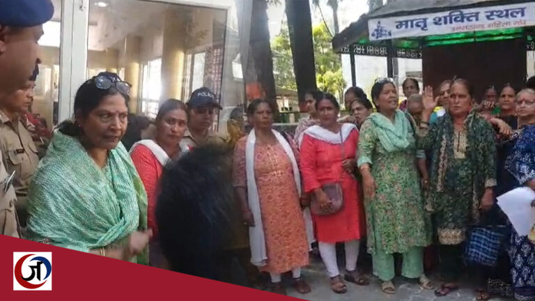 महिला आंदोलन के दबाव में उत्तराखंड सरकार ने घरों में बार खोलने की योजना वापस ली