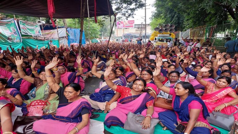 झारखंड: अपनी मांगों को लेकर आंगनबाड़ी सेविकाओं ने किया मुख्यमंत्री आवास का घेराव