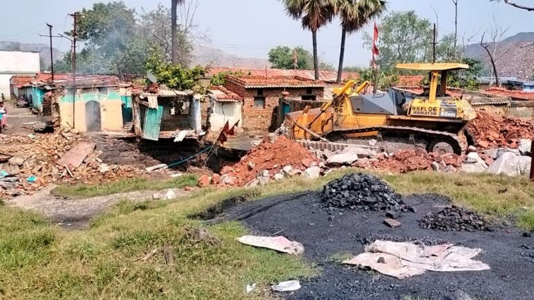 झारखंड: धनबाद के कोयलांचल में गोफ बनने से पांच घर हुए जमींदोज, दहशत में लोग
