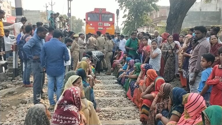 ग्राउंड रिपोर्ट: फर्रुखाबाद में 100 वर्ष पुरानी रेलवे क्रॉसिंग बंद करने से नाराज ग्रामीण धरने पर बैठे