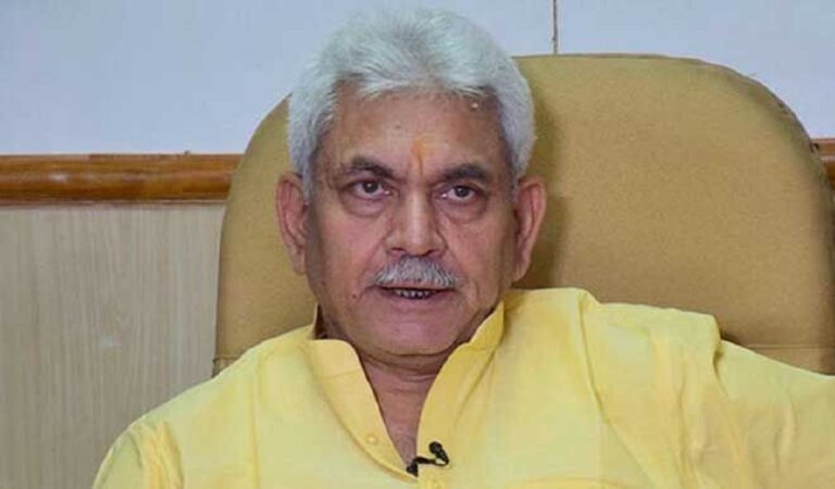 एलजी मनोज सिन्हा ने कश्मीरी पत्रकार को कहा ‘अलगाववादी’, संपादक ने दी तीखी प्रतिक्रिया