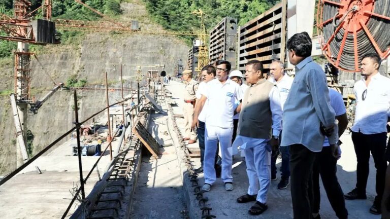 असम: जल विद्युत परियोजना के चलते सुबनसिरी नदी सूखी, तबाही की आशंका