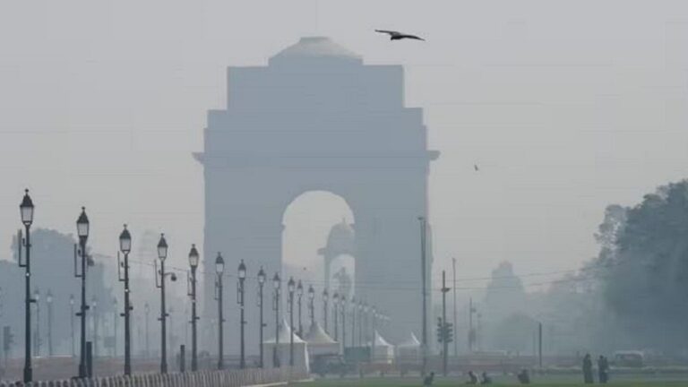 दिल्ली का दिल, ईश्वर की महिमा और दिवाली के पटाखों से और प्रदूषित हुई हवा में हांफता फेफड़ा