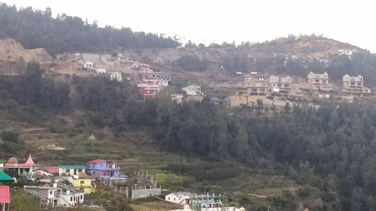 उत्तराखंड: प्राकृतिक संसाधनों के दोहन से विनाश की तरफ बढ़ते पहाड़