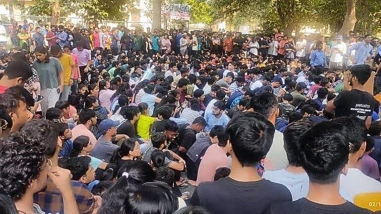 आईआईटी-बीएचयू में छेड़छाड़ के विरोध में छात्राओं का प्रदर्शन, सुरक्षा-इंतजाम पर चर्चा