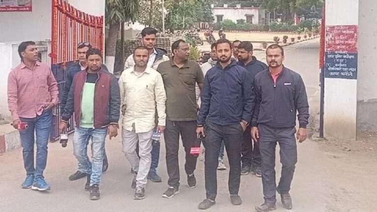 योगी राज में बेलगाम हुई पुलिस, लगातार पत्रकारों का  कर रही उत्पीड़न
