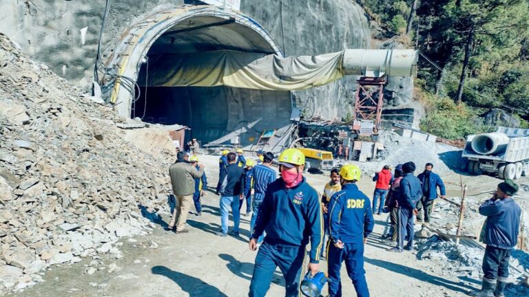 उत्तराखंड टनल हादसा: पिछले 56 घंटे से बचाव कार्य जारी, लेकिन अभी तक नहीं मिली सफलता