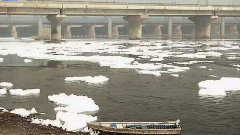 यमुना के जल में झाग बनकर तैर रहा जहर