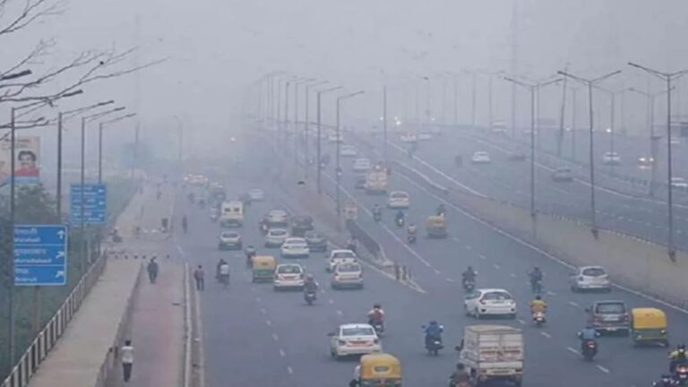 दिल्ली से मुंबई तक हवा में फैला जहर, लोगों की सांसों पर ढा रहा कहर