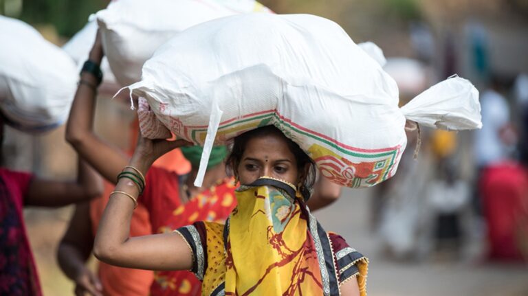 महिलाओं के लिए श्रम और प्रवास को सुरक्षित और न्यायोचित न बनाने का अब कोई बहाना नहीं