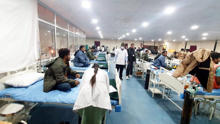 टनल से बाहर आए मजदूर ने कहा-जिंदा रहने के लिए चट्टानों से टपकता पानी चाटा और मुरमुरे खाए