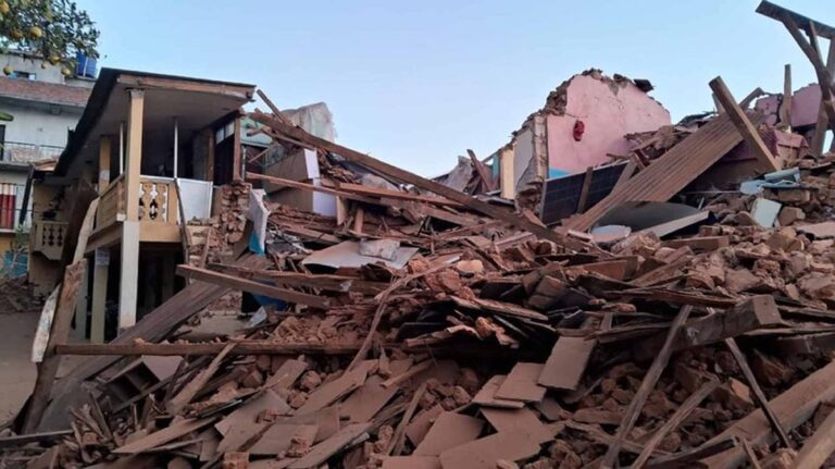 नेपाल में भूकंप से 128 की मौत, उत्तर भारत में भी महसूस किए गए झटके