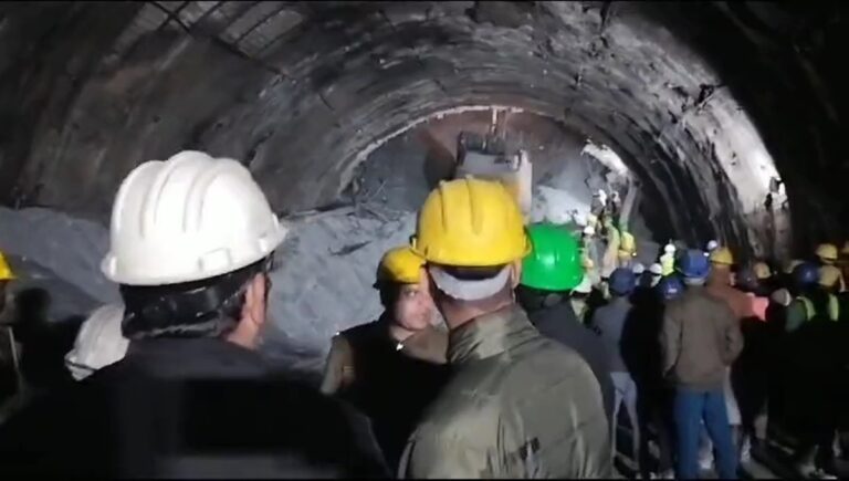 उत्तराखंड: टनल में फंसे मजदूरों तक 24 घंटे बाद भी नहीं पहुंची मदद