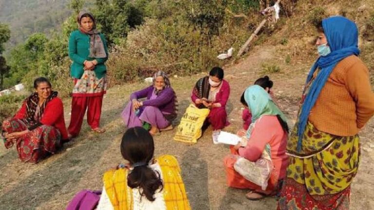 आज भी परंपराओं की बेड़ियों में बंधी हैं ग्रामीण औरतें