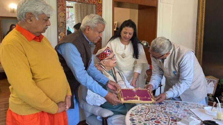 अयोध्या: बुजुर्गों की उपेक्षा और अपमान की यह कैसी हिंदू परंपरा?