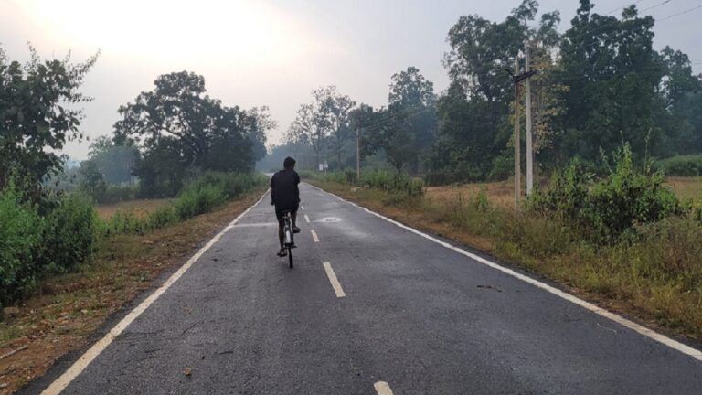 ग्राउंड रिपोर्ट: बस्तर में 9 साल में बनी 23 किमी सड़क, दो दिन की दूरी दो घंटे में हो रही पूरी