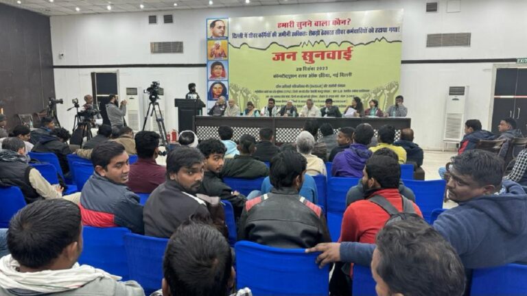 बिना नोटिस के हटाये दिल्‍ली के सैकड़ों सीवर कर्मचारी, जनसुनवाई में उठी बहाली की मांग