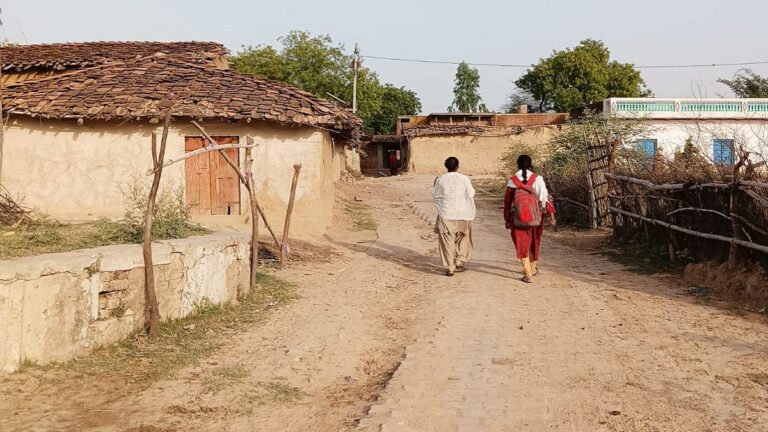 ग्राउंड रिपोर्ट: राजस्थान के भोपालाराम गांव की कच्ची सड़क ने रोका विकास का पहिया, ग्रामीण परेशान