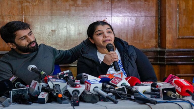 सिस्टम से हार गईं देश की बेटियां, साक्षी मलिक ने कुश्ती को कहा अलविदा!