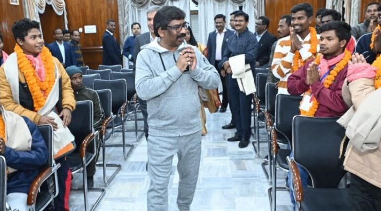 उत्तराखंड टनल हादसा: मजदूरों को झारखंड में ही रोजगार देने का सीएम हेमंत सोरेन ने दिया निर्देश
