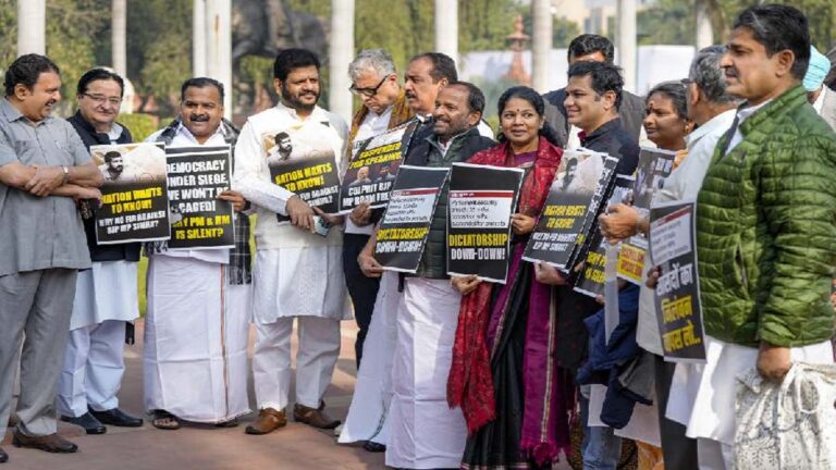 मोदी सरकार की तानाशाही के विरोध में विपक्षी सांसदों का प्रदर्शन