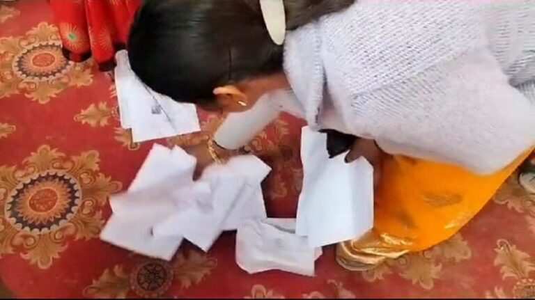 ग्राउंड रिपोर्ट: बूटों तले रौंदे जा रहे आवेदन पत्रों को देख भड़के ग्रामीण, सफाई देने में जुटे योगी के अफसर