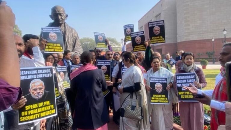 निलंबित सांसदों का संसद भवन पर विरोध-प्रदर्शन, अब तक 141 सांसद निलंबित