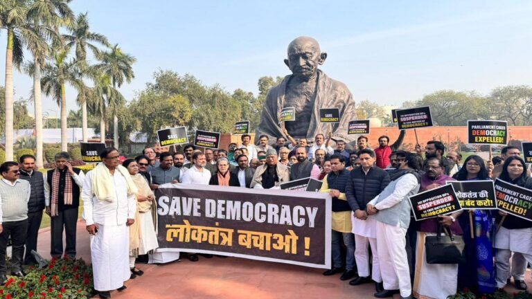 विपक्षी सांसदों का गांधी प्रतिमा के समक्ष धरना, निलंबित सांसदों की संख्या हुई 143