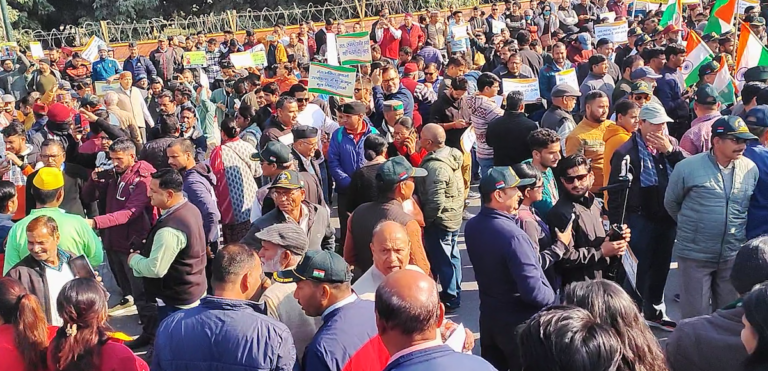 उत्तराखंड: क्या संकेत देता है सड़कों पर उतरा जनसैलाब