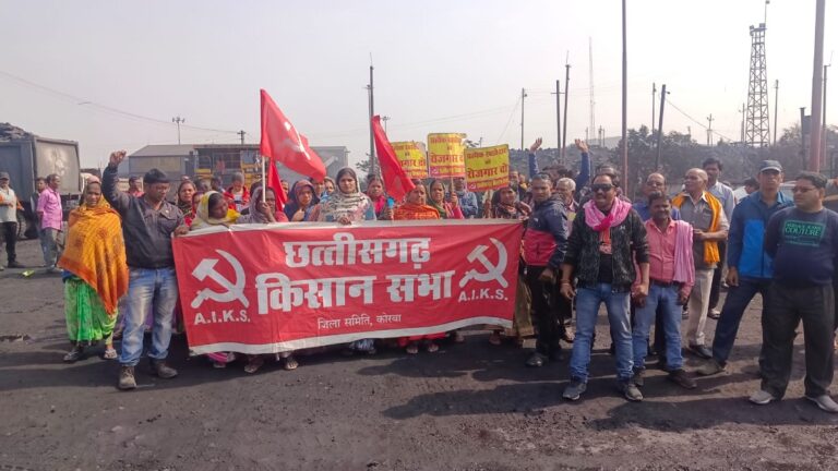 छत्तीसगढ़: रोजगार के लिए कुसमुंडा जीएम कार्यालय पर खनन प्रभावित ग्रामीणों ने किया कब्जा