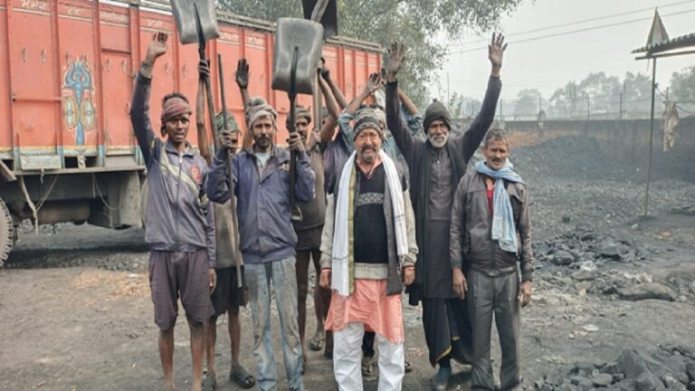 ग्राउंड रिपोर्ट: चंदासी कोयला मंडी में हाड़ कंपाती ठंड और धूलकणों के बीच रोटी के लिए जूझते मजदूर