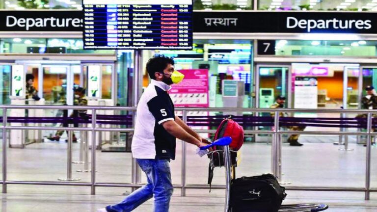 संजय बारू का लेख: गरीब से लेकर अमीर भारतीय बड़ी संख्या में कर रहे हैं देश से पलायन