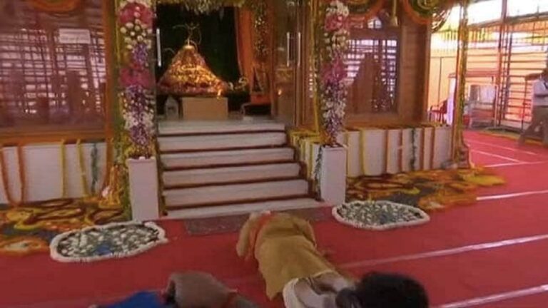 धार्मिक स्थलों में बढ़ोतरी, स्कूल और अस्पताल की कमी: देश धर्म के महासमुद्र में डूब रहा है