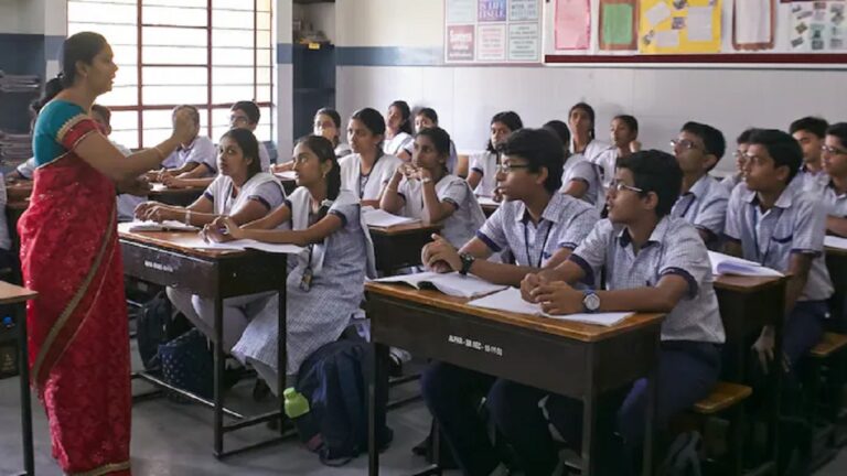 थका हुआ टीचर पढ़ाये कैसे?