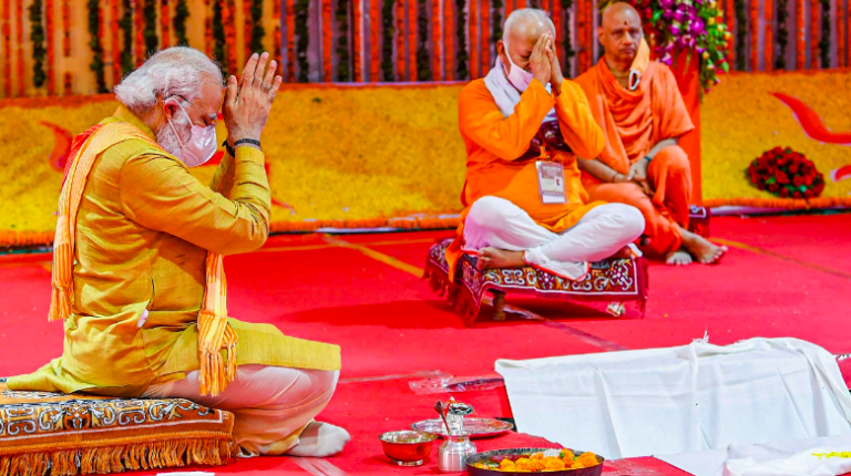 धर्म की ये कैसी परंपरा जिसमें मोदी-भागवत यजमान और साधु-संत होंगे मेहमान