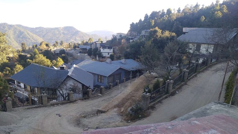 आधुनिकीकरण ने न सिर्फ ग्रामीणों का रोजगार छीना, बल्कि लोगों को गांव से दूर किया