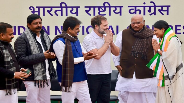 वाईएस शर्मिला कांग्रेस में शामिल, वाईएसआर तेलंगाना पार्टी का कांग्रेस में विलय