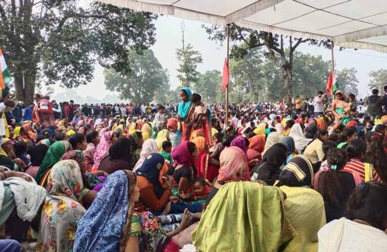 बैरिकेडिंग तोड़कर हजारों प्रदर्शनकारियों ने किया हसदेव में नागरिक प्रतिरोध मार्च