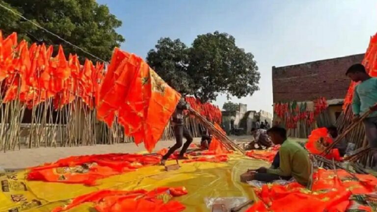 तिरंगे की कमी को भगवा से पूरने की कोशिश और उससे आगे!