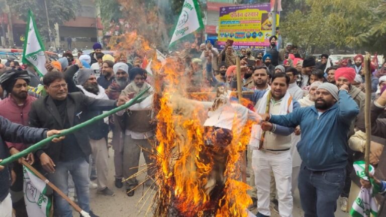 किसानों ने मोदी, शाह, खट्टर का पुतला फूंक मनाया काला दिवस