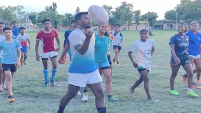 ग्राउंड रिपोर्ट: बिहार के तुर्की ब्लॉक के गांवों की लड़कियों ने रग्बी फुटबॉल में बनाई पहचान