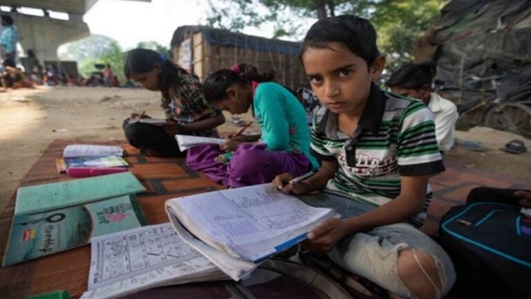 स्कूली शिक्षा में गुणात्मक सुधार को कैसे संभव बनाया जा सकता है?