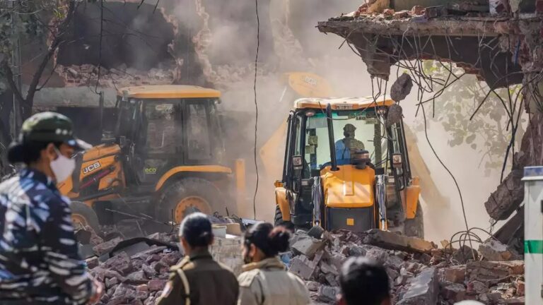 महरौली में तोड़फोड़: मंदिर, मस्जिद और मदरसे पर चला डीडीए का बुलडोजर