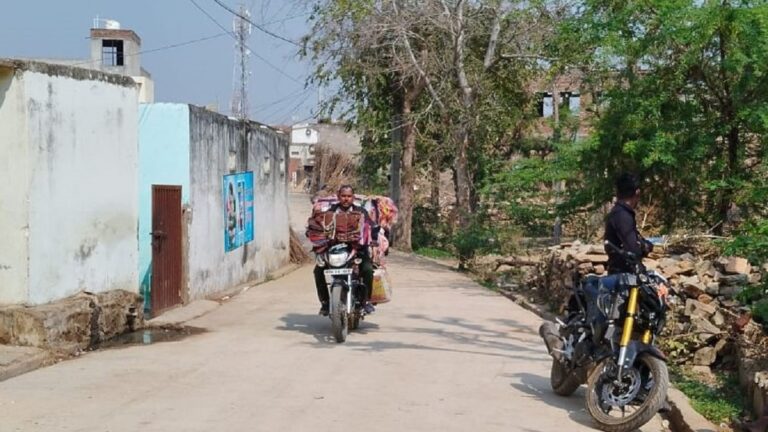 ग्राउंड रिपोर्ट: बेरोज़गारी पलायन को मजबूर कर रही है