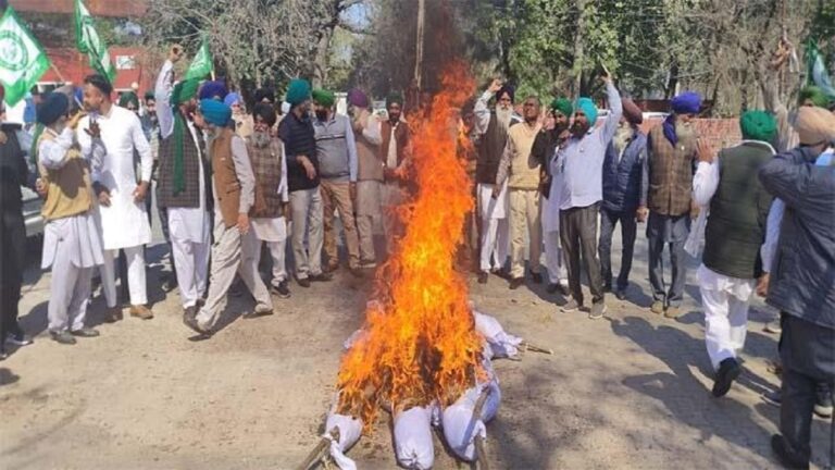किसानों का ‘काला दिवस’: पंजाब में फूंके गए मोदी-शाह के पुतले