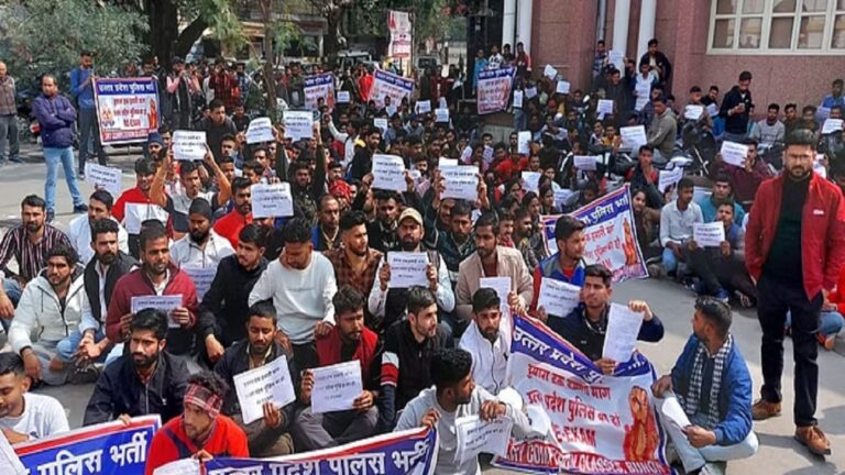सिपाही भर्ती परीक्षा में पर्चा लीक की घटना कहीं यूपी का गणित न बिगाड़ दे  