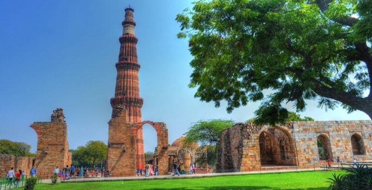 कुतुब मीनार के पास धार्मिक संरचनाओं के तोड़े जाने से लोगों में नाराजगी