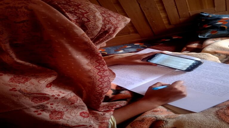 ग्राउंड रिपोर्ट: ग्रामीण क्षेत्रों में किशोरियों की शिक्षा में मददगार साबित होता डिजिटल साक्षरता