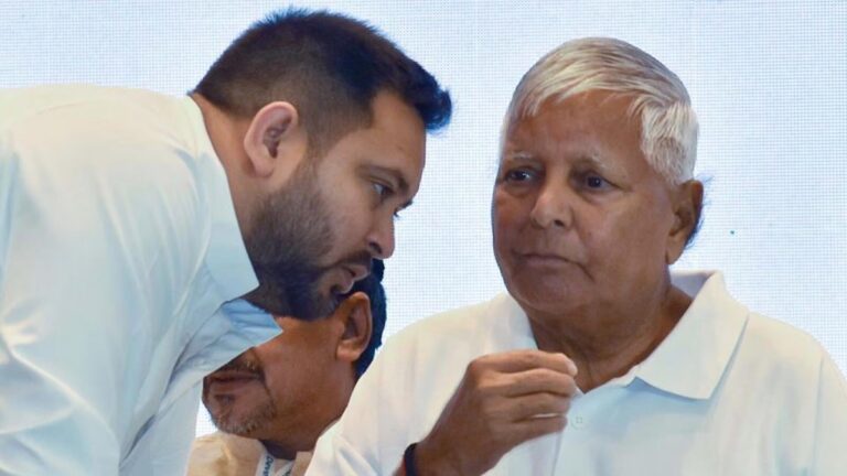 आखिरकार लालू प्रसाद और तेजस्वी ने भी समर्पण कर दिया!